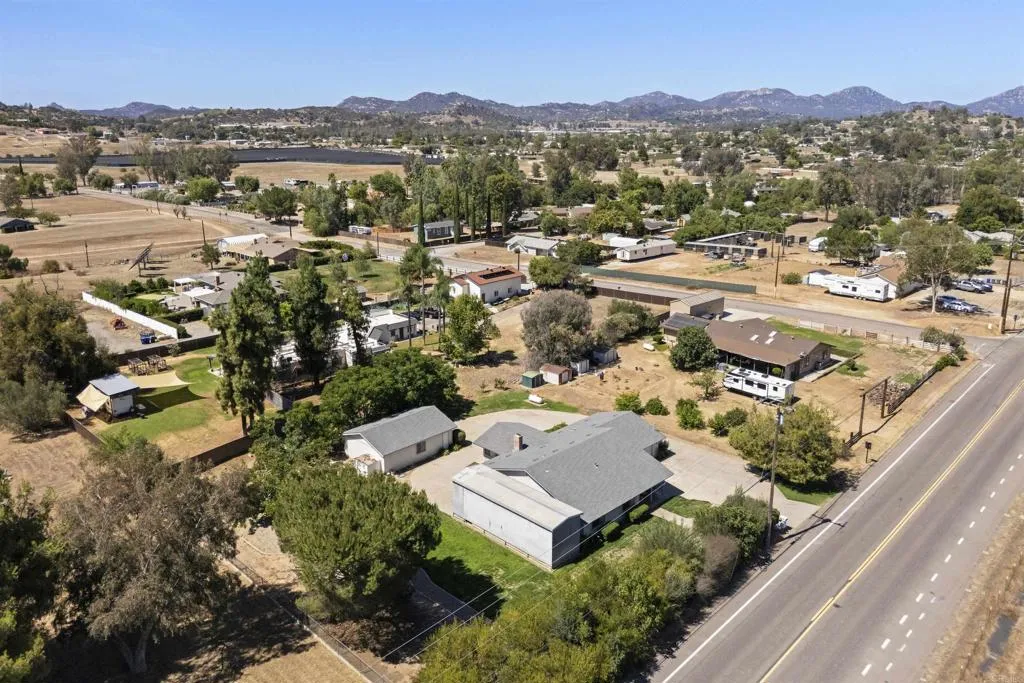 https://cdn.realtyfeed.com/cdn/127/307070391/ade252e15be3057f8468fb87629f9d1c.webp