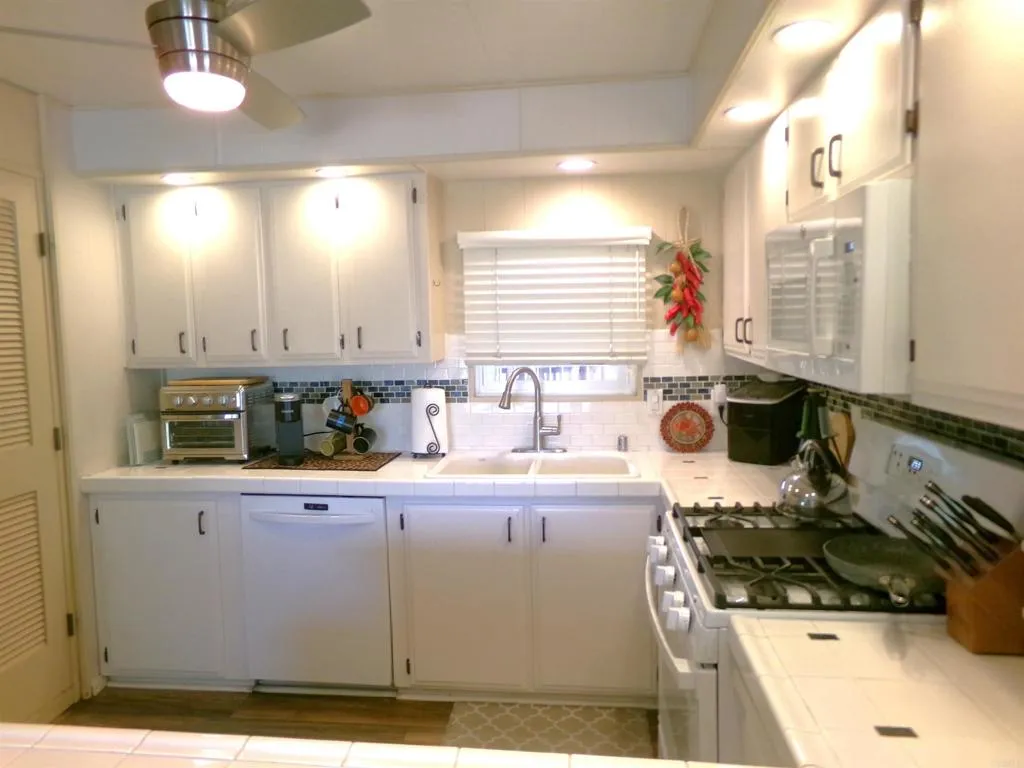 https://cdn.realtyfeed.com/cdn/127/307070406/d423108a440c4e8ab625cc63cf04e444.webp