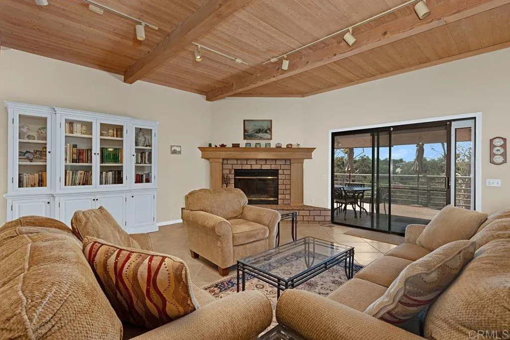 https://cdn.realtyfeed.com/cdn/127/307070851/758c7c6acdf211a706f105a96baebb6f.webp