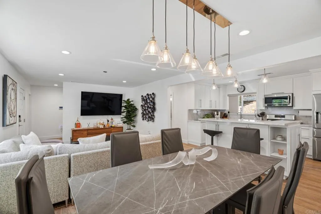 https://cdn.realtyfeed.com/cdn/127/307071391/438e2c587c052850b95b516fa3eff6c9.webp