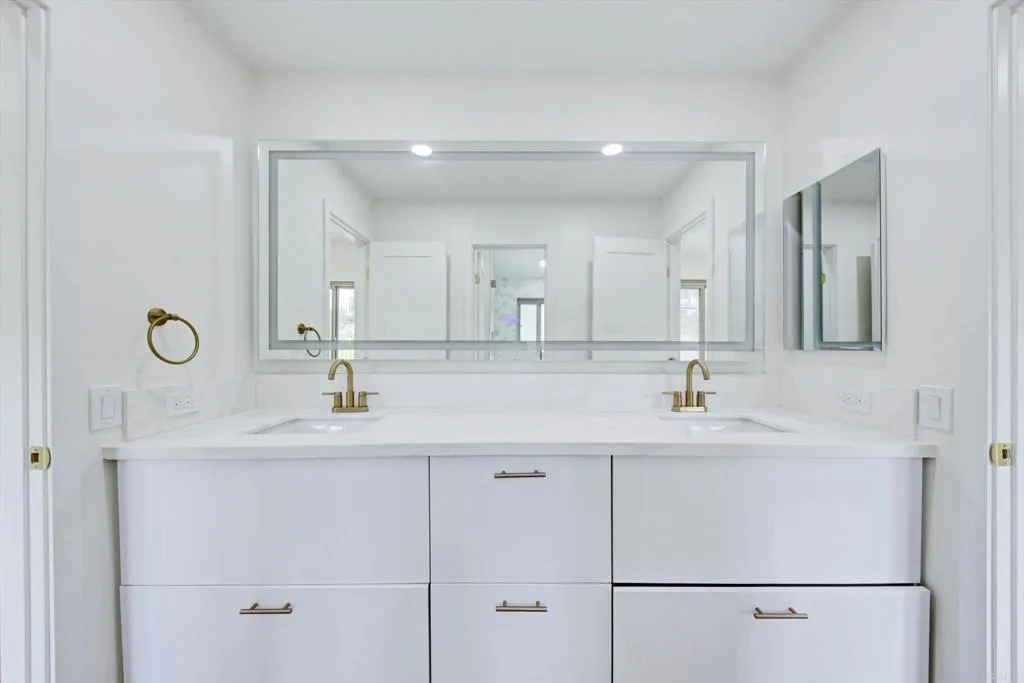 https://cdn.realtyfeed.com/cdn/127/307071864/893d1212b205f646c7b82cc0bbe7b991.webp