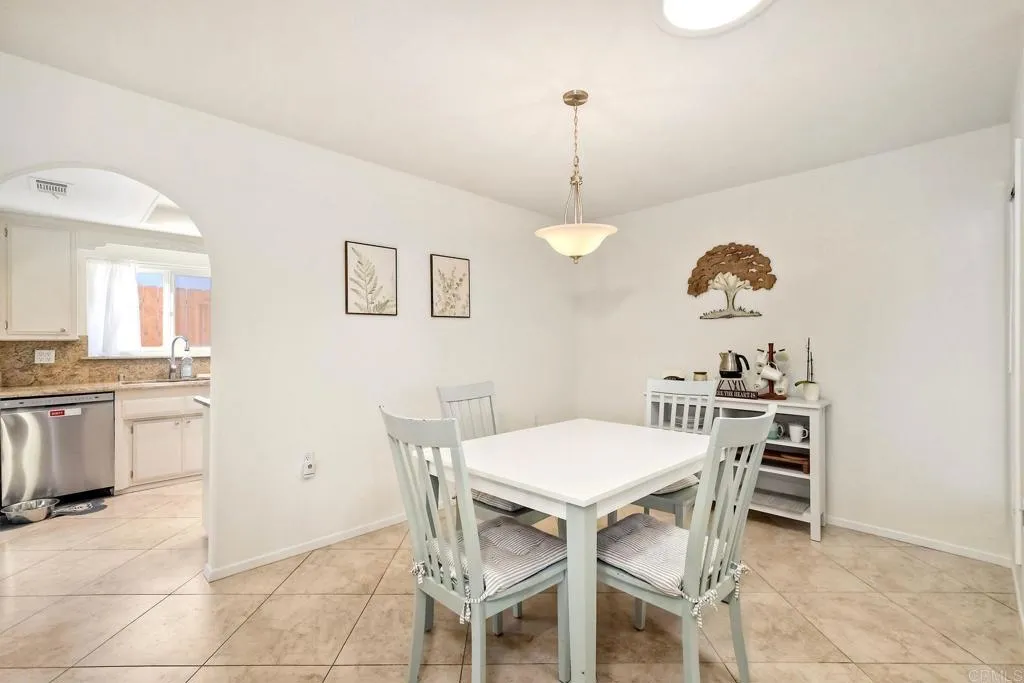 https://cdn.realtyfeed.com/cdn/127/307071944/dfeee449b6bbc708f874275544e95989.webp