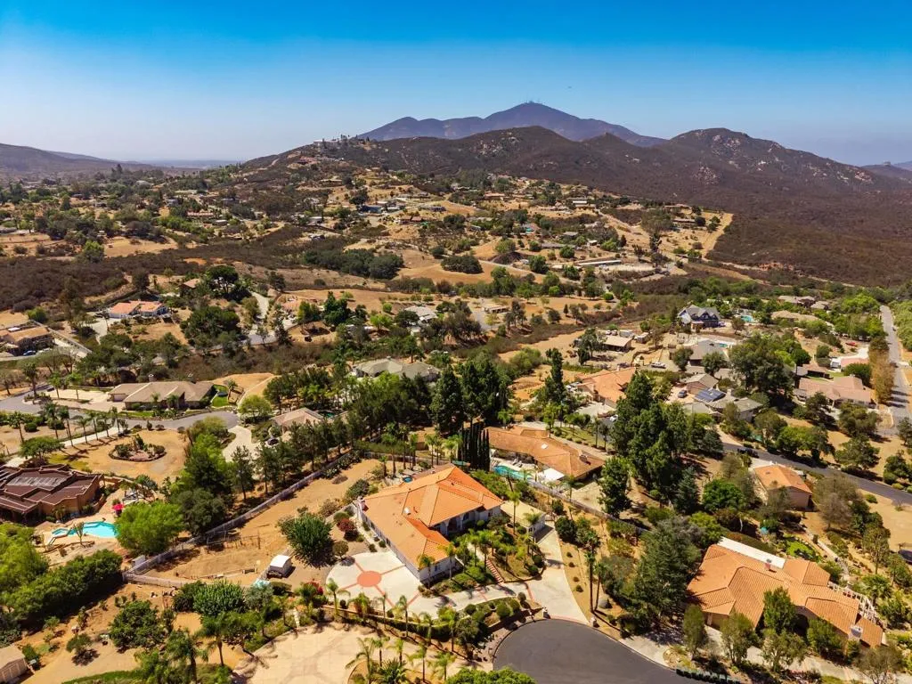https://cdn.realtyfeed.com/cdn/127/307073043/3541744758f9a04406f96ec39e1a204b.webp