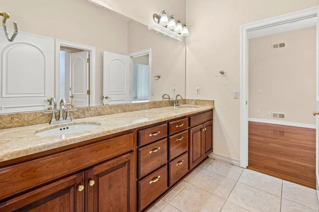 https://cdn.realtyfeed.com/cdn/127/307073043/bc78adfc60f82644761390a977a201e0.webp
