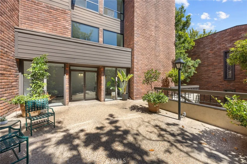 700 S Lake Avenue 109