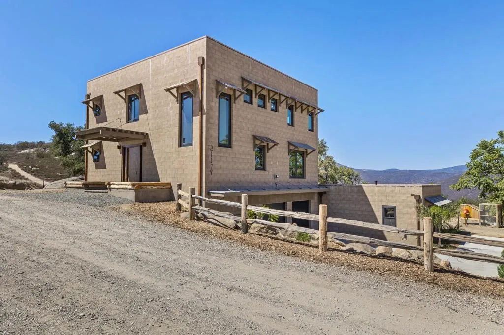 https://cdn.realtyfeed.com/cdn/127/307073811/382b97f5a93e704bc4c8aa1fa1ae1000.webp