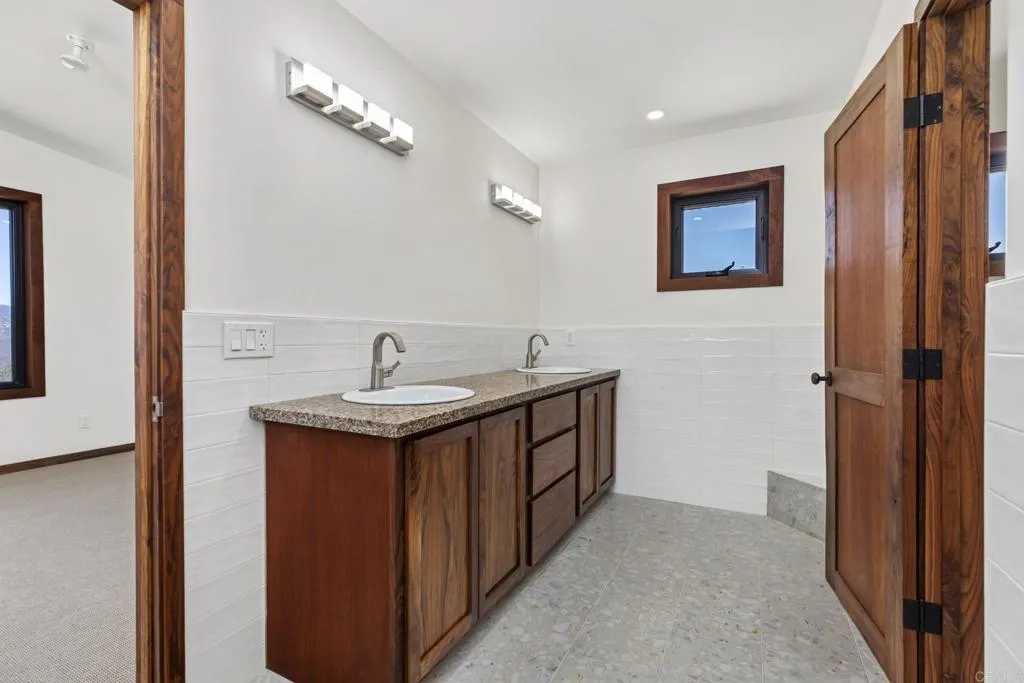 https://cdn.realtyfeed.com/cdn/127/307073811/38d8f0c6059a0718641429a3cd8b023e.webp