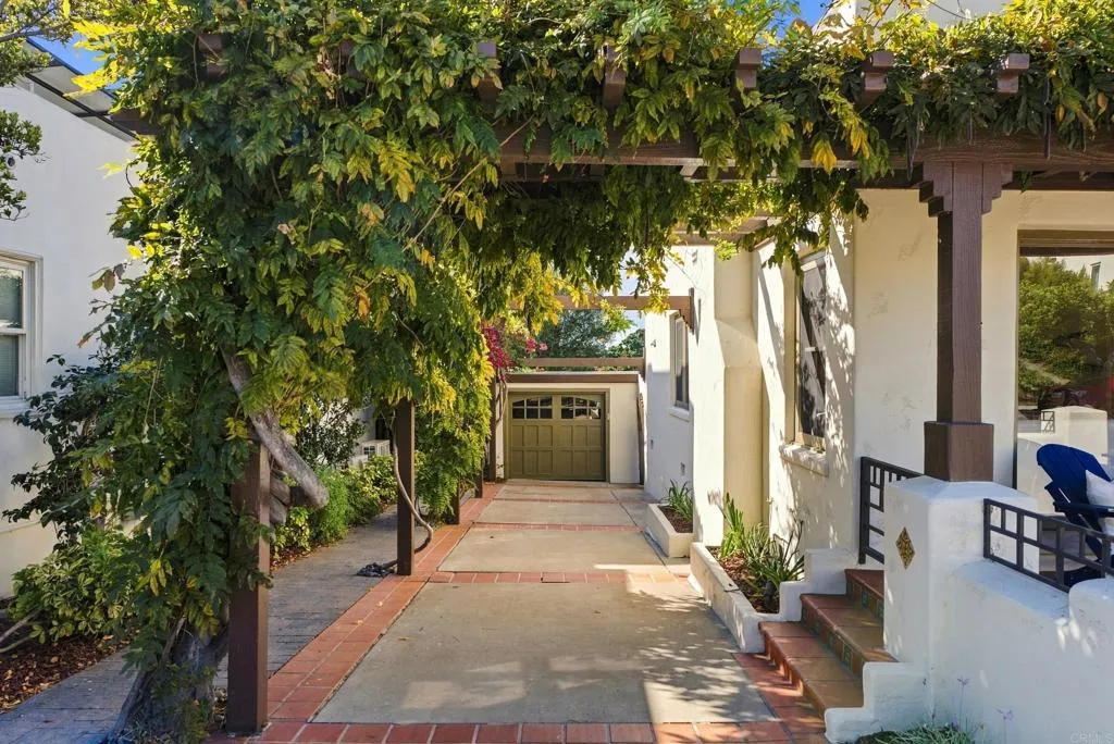 https://cdn.realtyfeed.com/cdn/127/307074285/932ed93ff39438c519341646732fb220.webp