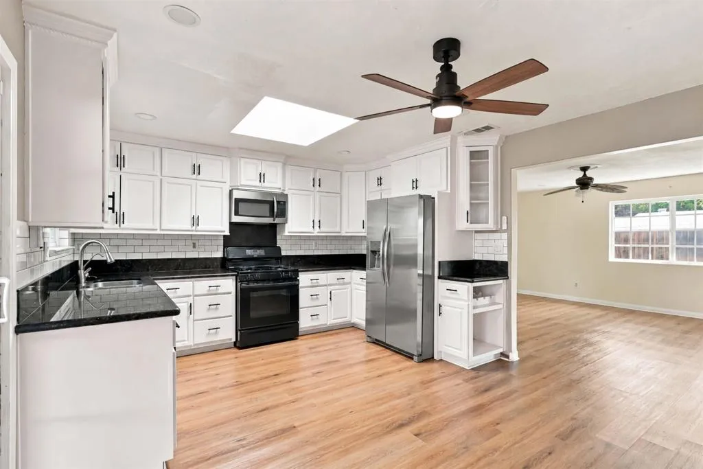 https://cdn.realtyfeed.com/cdn/127/307074330/fcc69425f8bcdb541f966cb9849e75a9.webp