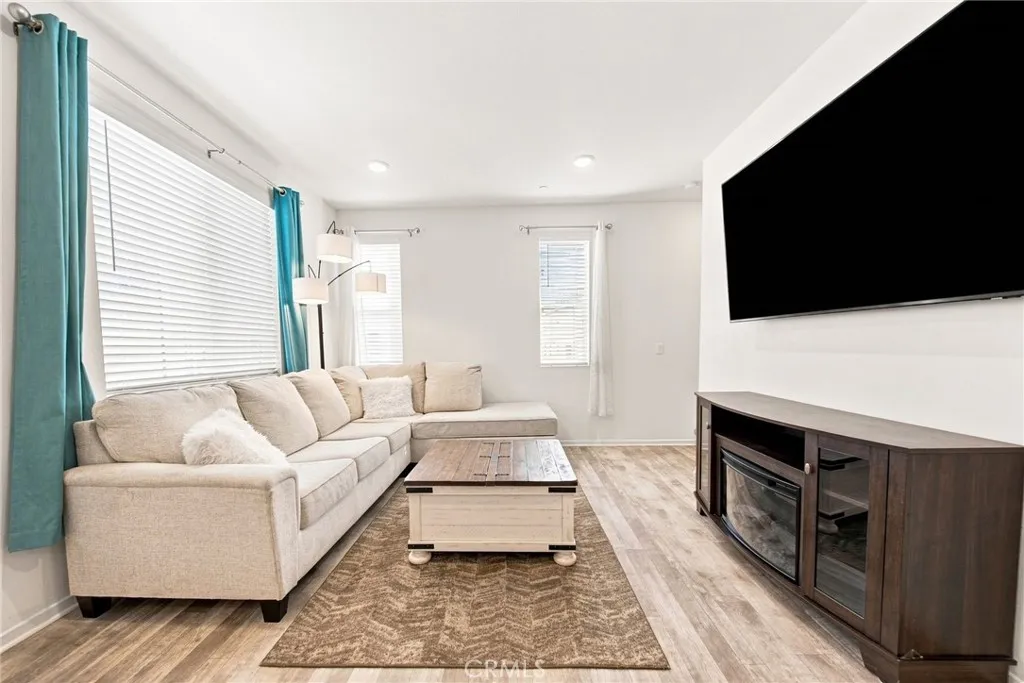 https://cdn.realtyfeed.com/cdn/127/307074529/60922bd892596a80a461319e725a2d09.webp