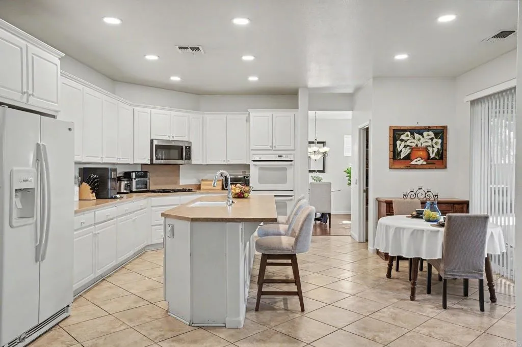 https://cdn.realtyfeed.com/cdn/127/307074893/a0815c5e7cb5230a469d07a5a6aa1bf4.webp