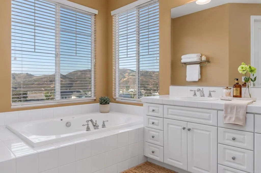 https://cdn.realtyfeed.com/cdn/127/307075107/af8289120e4638947186b01e820e8412.webp