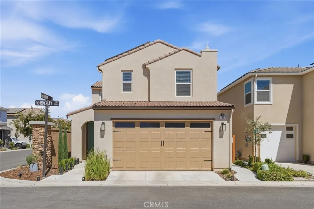 1123 Royalty West