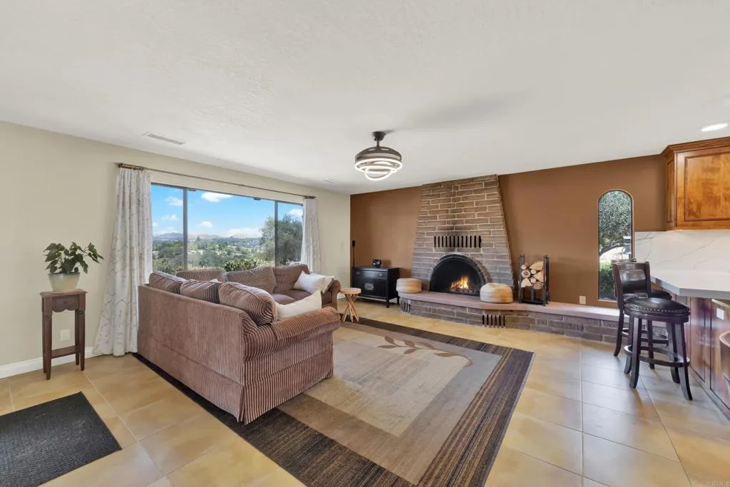 https://cdn.realtyfeed.com/cdn/127/307075731/ef4d4bf42d322b3699ad9a3827e2d040.webp