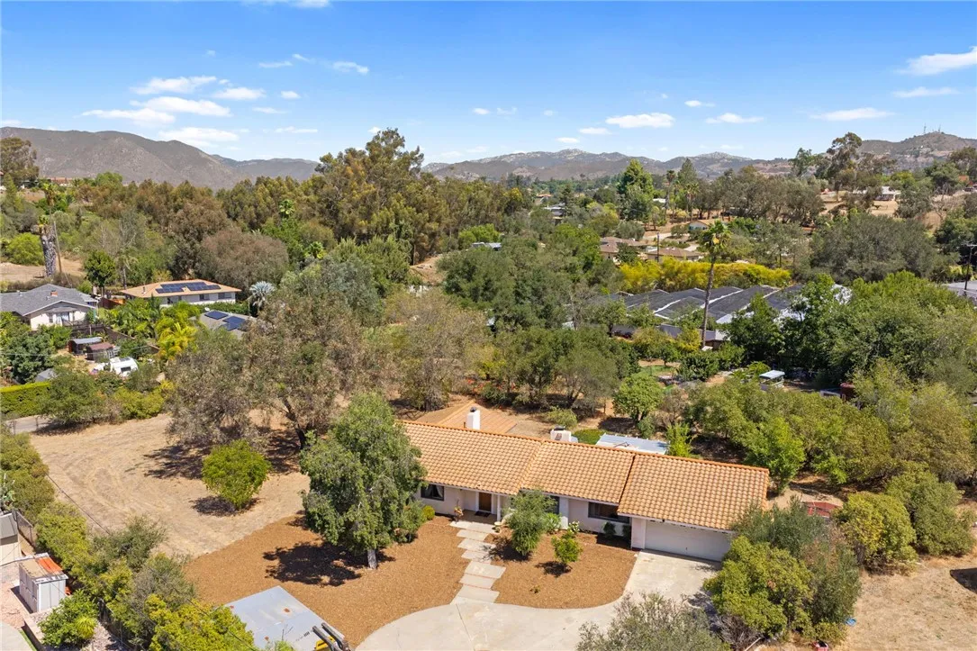 https://cdn.realtyfeed.com/cdn/127/307075797/ba5f354488f70fc88d3053a3743c7c95.webp