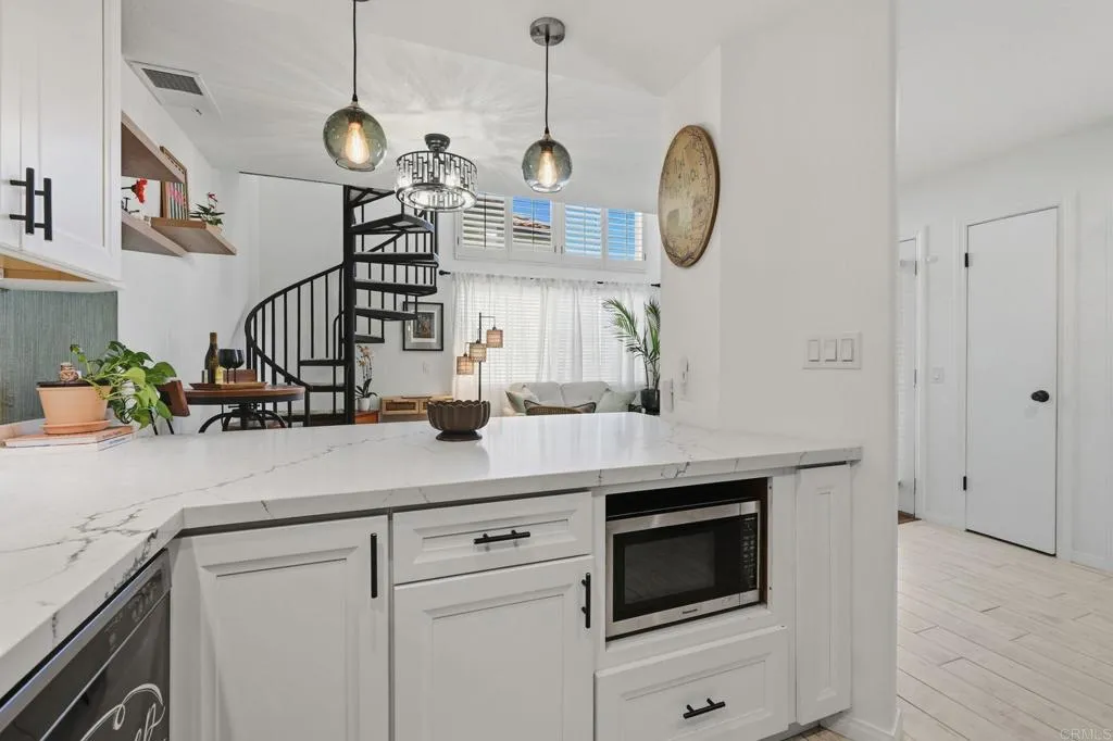 https://cdn.realtyfeed.com/cdn/127/307075977/a5aec9255165cceac9b3c28c4d79e3f8.webp