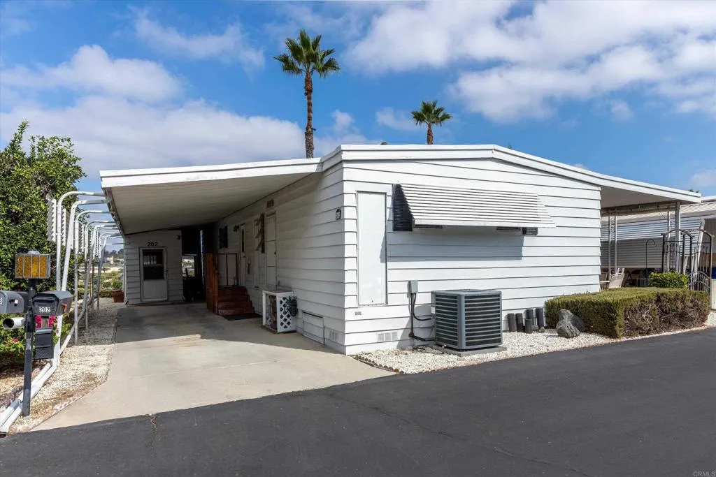 718 Sycamore Ave Unit 202, Vista, CA 92083 - Main photo, Vista, CA