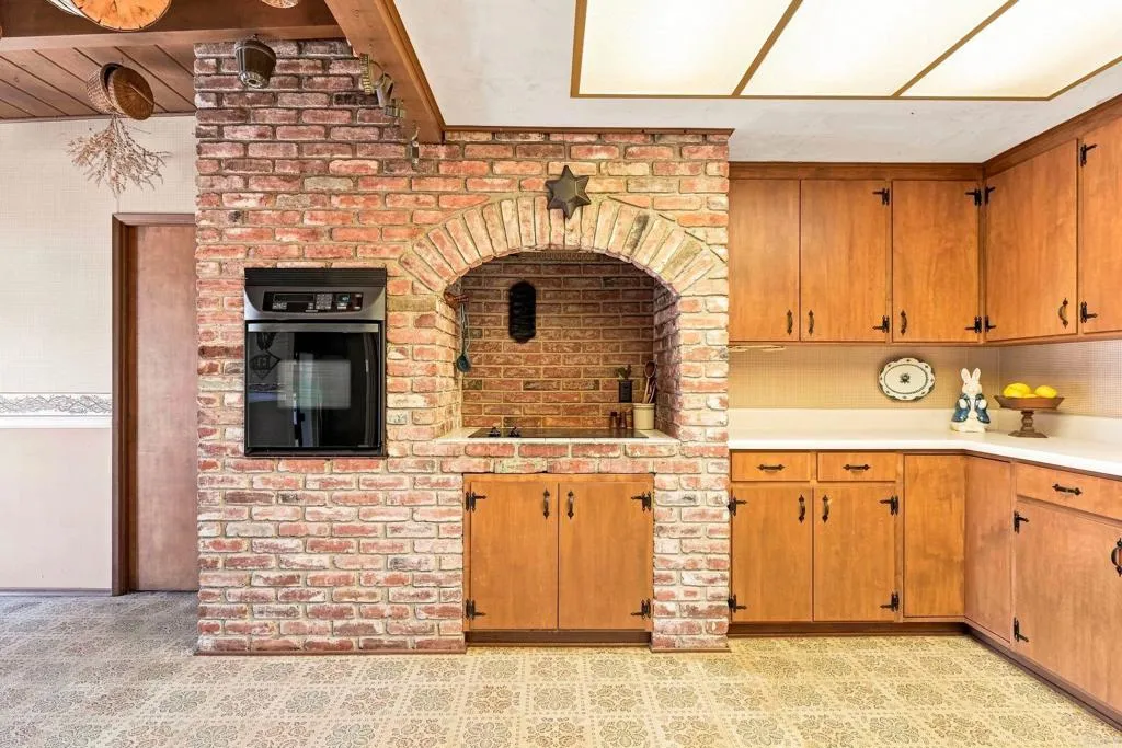 https://cdn.realtyfeed.com/cdn/127/307076036/516aa050d92a019cd4aeefb70717e6c8.webp