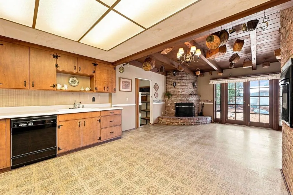 https://cdn.realtyfeed.com/cdn/127/307076036/626260c2200de76bcbbab49945bb8251.webp