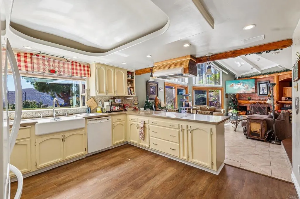https://cdn.realtyfeed.com/cdn/127/307077200/46d87a40e6d78debb028b335344c741d.webp