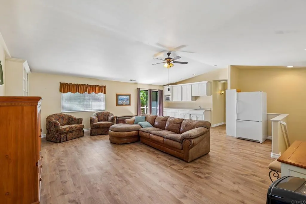 https://cdn.realtyfeed.com/cdn/127/307077200/683e4b22191a8053b856fb2d77a7d94f.webp