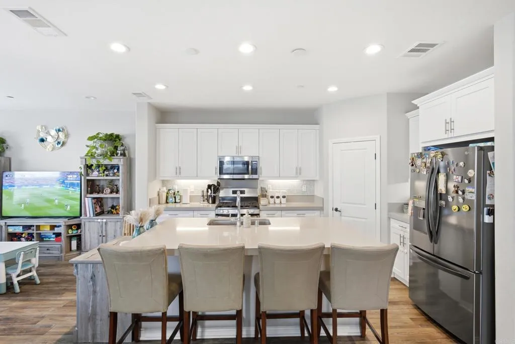 https://cdn.realtyfeed.com/cdn/127/307077533/96b33354f1ce598ab8b45c980e226c94.webp
