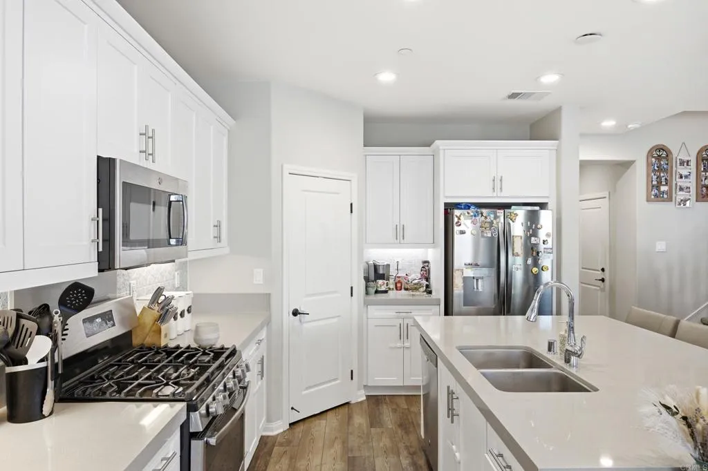 https://cdn.realtyfeed.com/cdn/127/307077533/f1f8e4ada2cb48b195d1e6a83f45600b.webp