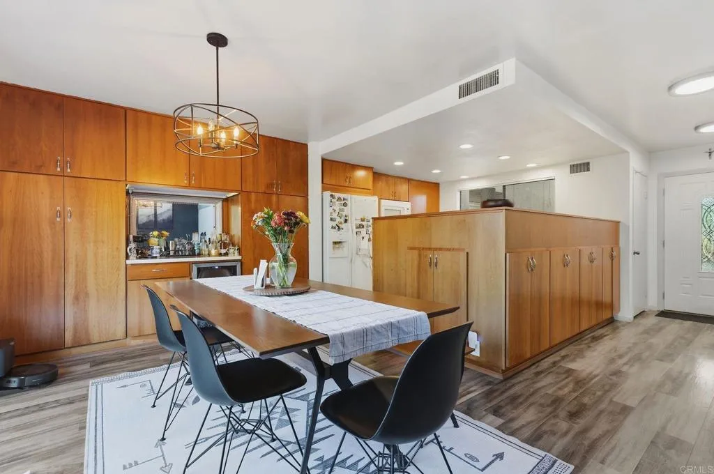 https://cdn.realtyfeed.com/cdn/127/307077535/4c8cbc1b8ecca082e1329ea4fb47d9b5.webp