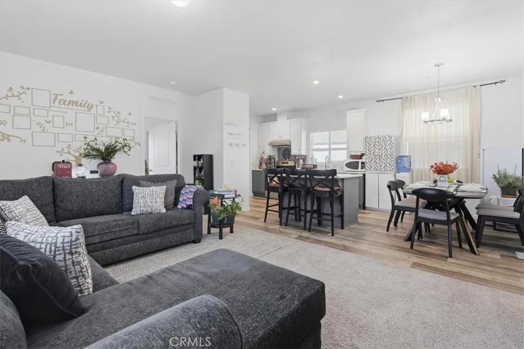 https://cdn.realtyfeed.com/cdn/127/307077564/21b0b641437059648b046553246bb1a3.webp
