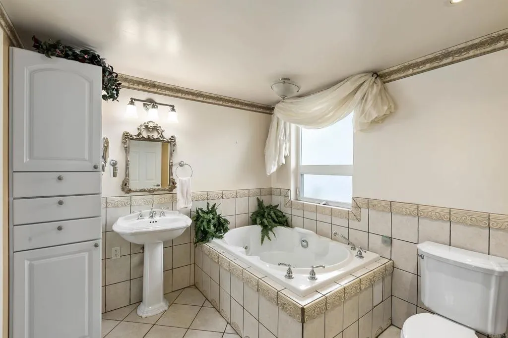 https://cdn.realtyfeed.com/cdn/127/307077566/5b4b9dcaf4022c9746116987b3a710ca.webp