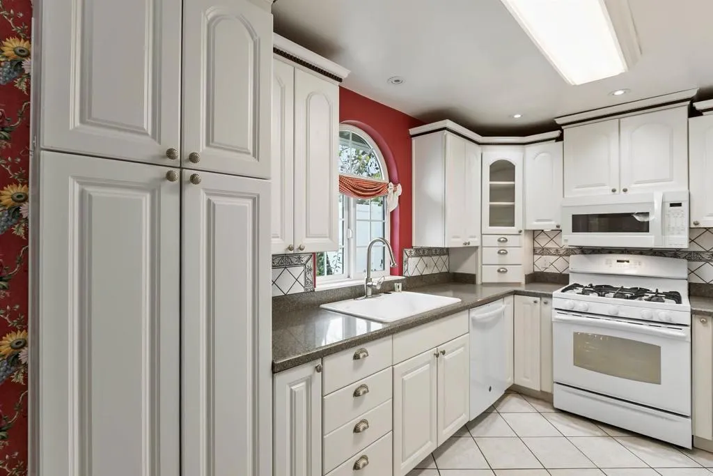 https://cdn.realtyfeed.com/cdn/127/307077566/836ae8b09e2ffda08dfb386b2889dfb2.webp