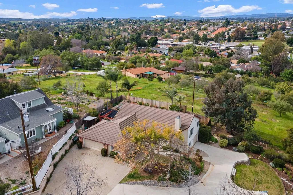 https://cdn.realtyfeed.com/cdn/127/307077584/09f9da13ff90de38e8eb1702c88c237f.webp