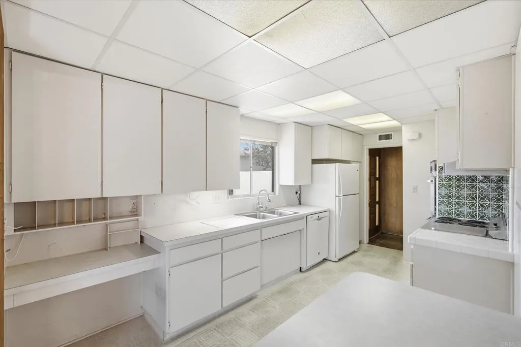 https://cdn.realtyfeed.com/cdn/127/307077740/2c6b679df787c634a6dc2d6f3811cc19.webp