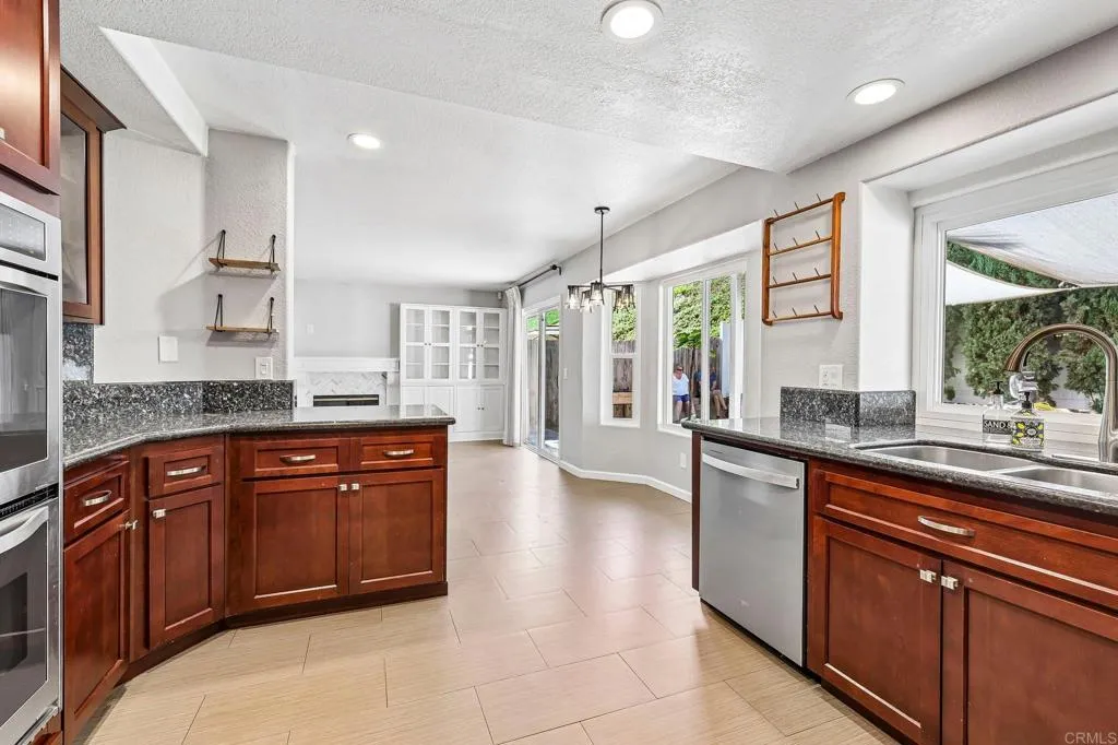 https://cdn.realtyfeed.com/cdn/127/307077778/33bac797f185bd24ddbf7d1a2c001d35.webp