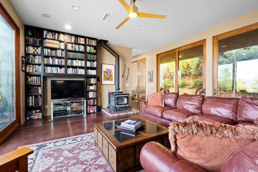 https://cdn.realtyfeed.com/cdn/127/307078177/564cf823f4fddaace47739fe921ad2b4.webp