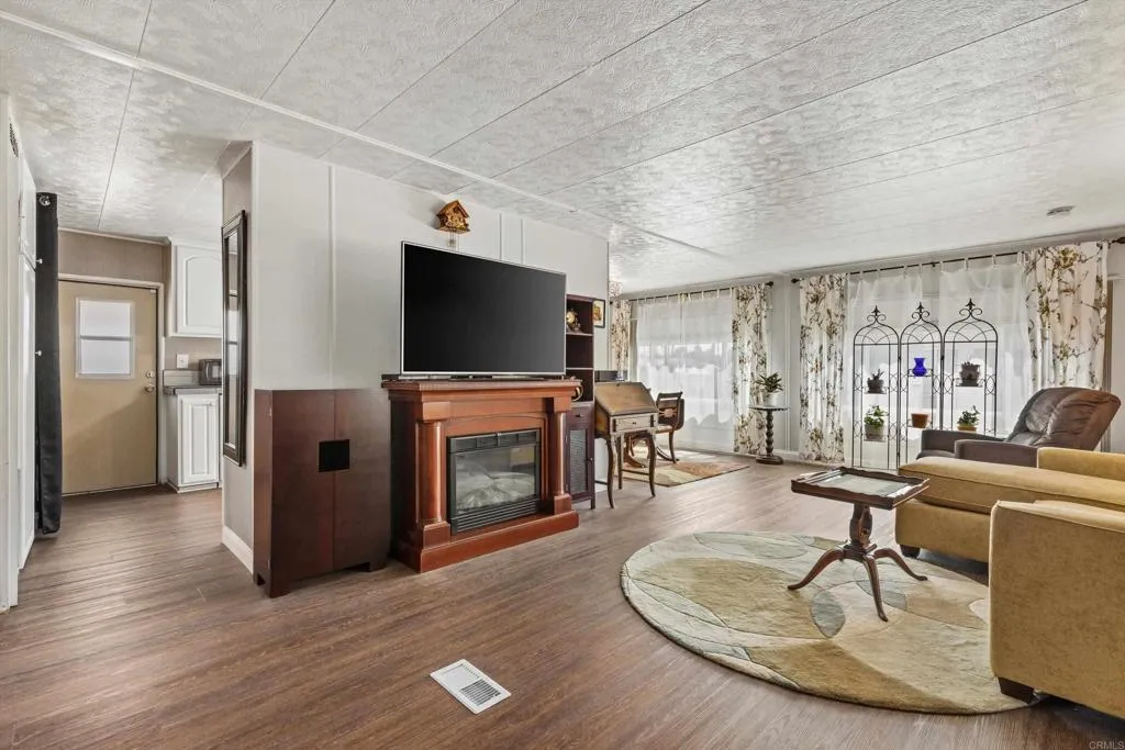 https://cdn.realtyfeed.com/cdn/127/307078526/34994f1bb509063fe36c9e923897adb2.webp