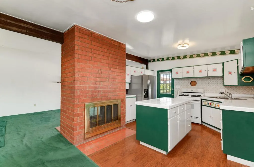 https://cdn.realtyfeed.com/cdn/127/307078561/4dd04d4d90454115437ae5d2a47143c7.webp