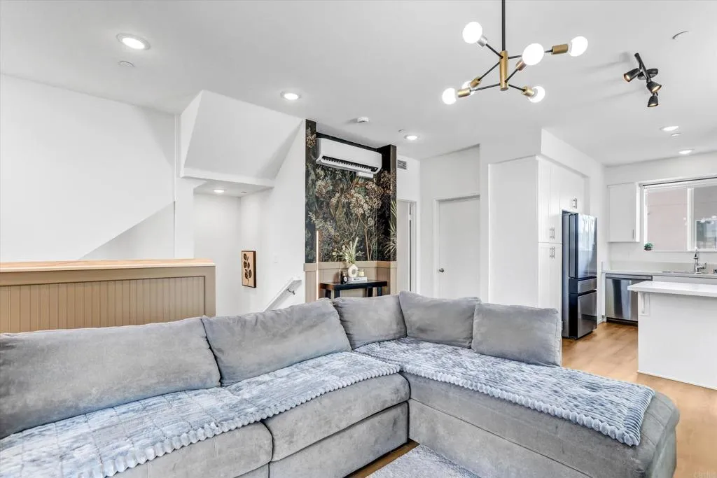https://cdn.realtyfeed.com/cdn/127/307078693/9f8599ac9759b962a88c9231544f83b9.webp