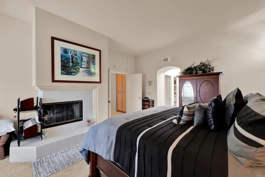 https://cdn.realtyfeed.com/cdn/127/307078765/371819740c1d29f48effecdbe401d273.webp