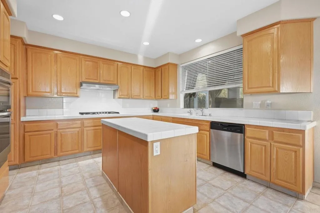 https://cdn.realtyfeed.com/cdn/127/307079282/8d8035d0a50bb8dd3afebf68576af009.webp