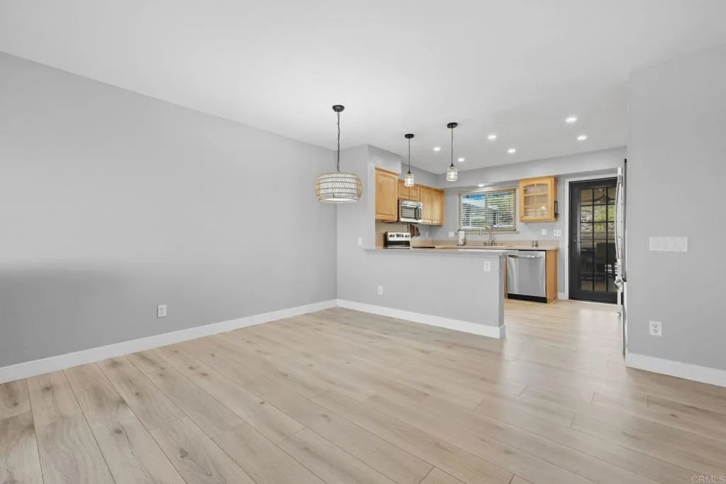 https://cdn.realtyfeed.com/cdn/127/307079452/880a11e8ed38239fa6bb0ea6cc7a40d4.webp
