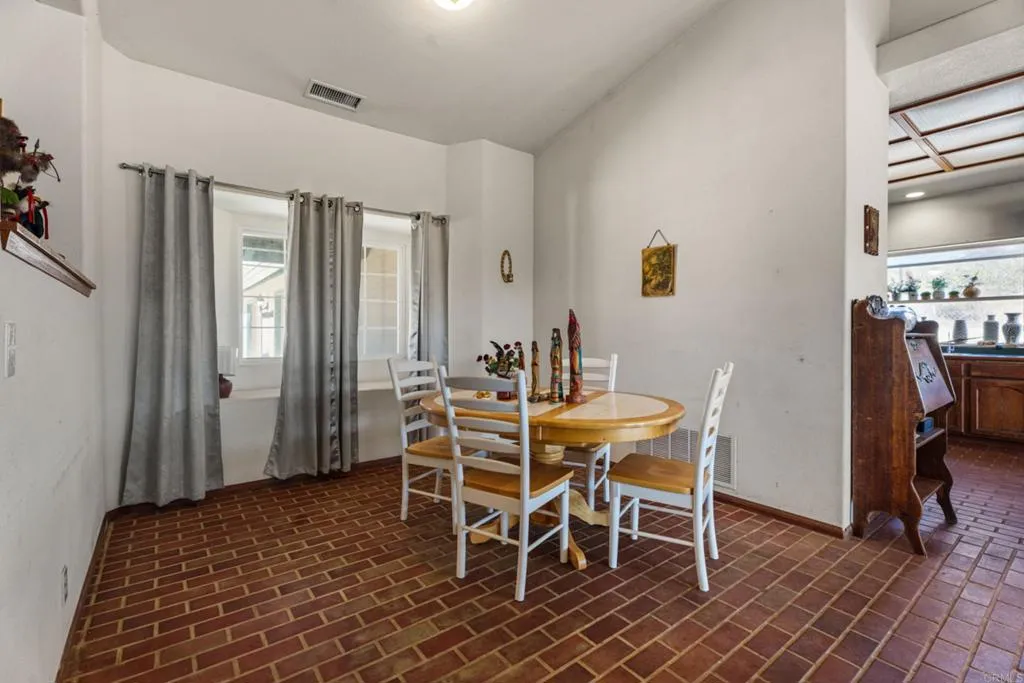 https://cdn.realtyfeed.com/cdn/127/307080322/976eb3bf85615ebd4492ce589ee33fe3.webp
