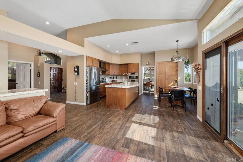 https://cdn.realtyfeed.com/cdn/127/307080383/2d1e9da99d319e288c5ab1a4d204bc34.webp
