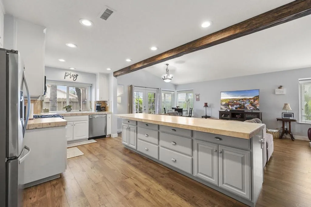 https://cdn.realtyfeed.com/cdn/127/307080420/e9e5652d0b94c47edd3b2ed42c7b263d.webp