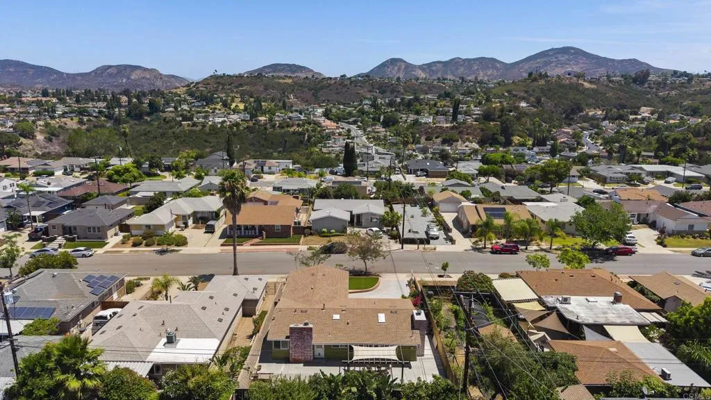 https://cdn.realtyfeed.com/cdn/127/307082036/50ce31c82bfea70f94b61a6738603008.webp