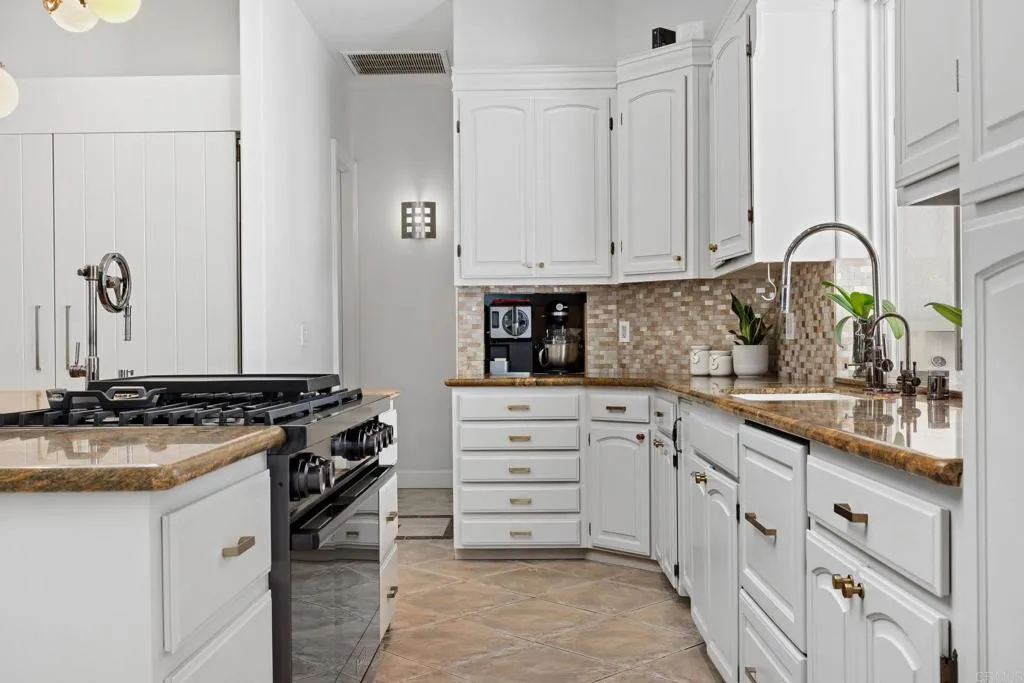 https://cdn.realtyfeed.com/cdn/127/307082574/0c1a78f931d878082595447a388ca585.webp