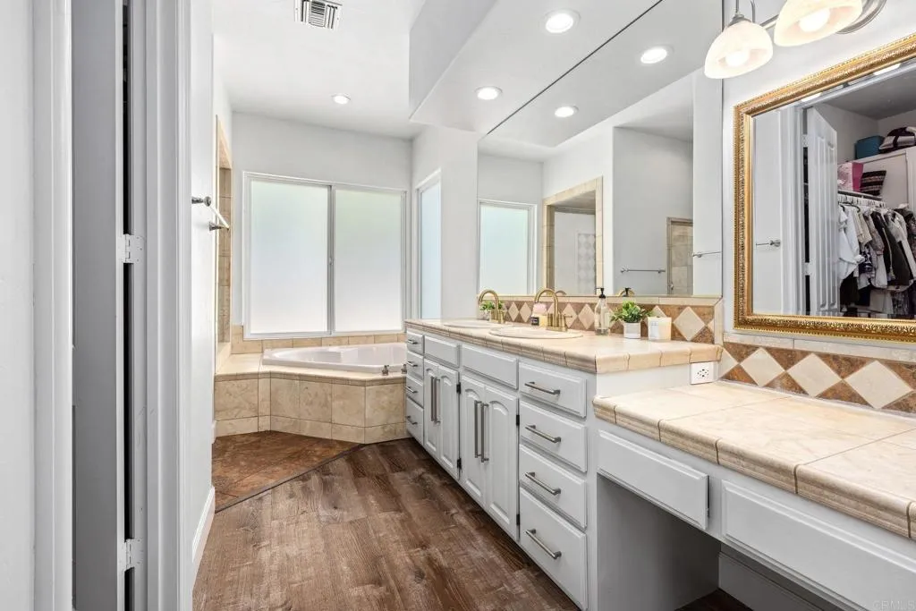 https://cdn.realtyfeed.com/cdn/127/307082574/643b711102b30d6776bd6114c94dcadc.webp