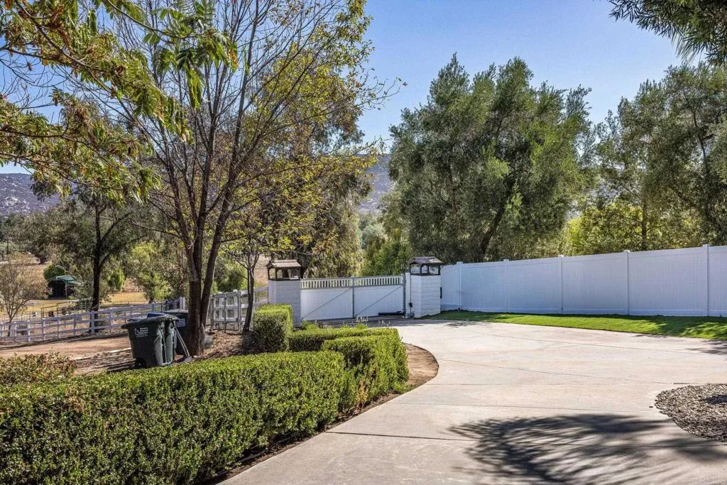 https://cdn.realtyfeed.com/cdn/127/307082574/bfaa296f3ad9162c97bc226f92726ccc.webp