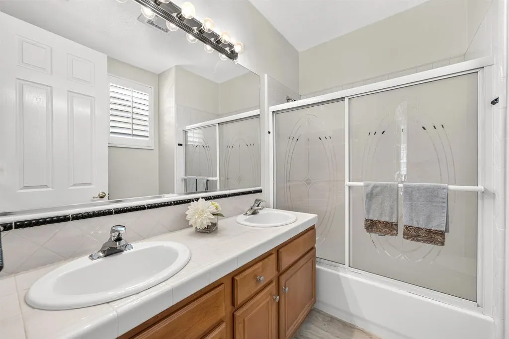 https://cdn.realtyfeed.com/cdn/127/307082652/0851cbc1556b6bdbf8afd891f614bf98.webp