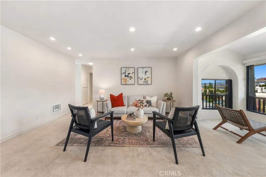 2530 Clairemont Drive Unit 301, San Diego, CA 92117 - Photo 4 of 22, San Diego, CA